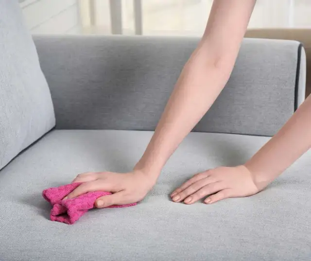 Jak usunąć zapach moczu ludzkiego z kanapy - skuteczne metody i porady