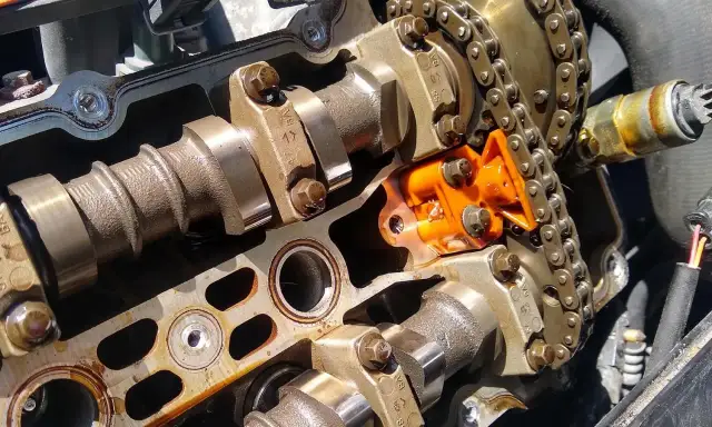 Silnik Toyota Auris z widocznym rozrządem. To łańcuch, nie pasek.