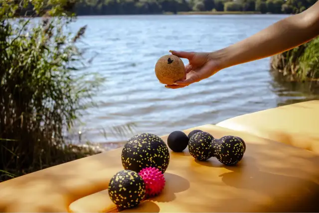 Jak używać piłki do masażu, aby skutecznie złagodzić ból mięśni