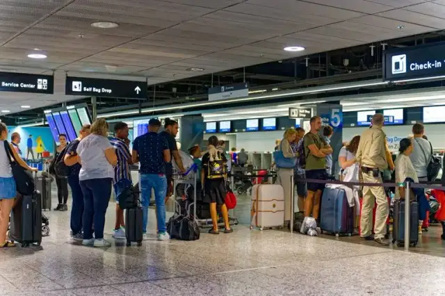 Ile przed odlotem na lotnisku Wrocław? Sprawdź, by uniknąć stresu