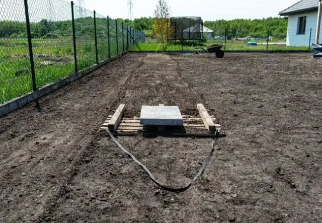Jak wyrównać teren pod trawę i uniknąć najczęstszych błędów