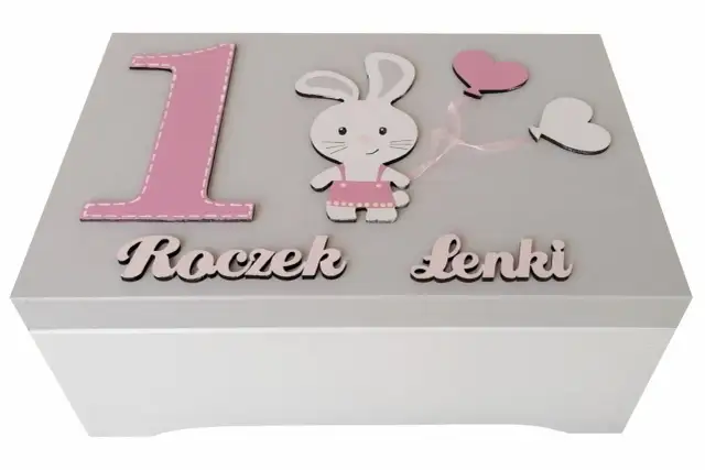 Szara skrzynka z różową jedynką, króliczkiem i serduszkami. Napis "Roczek Lenki".