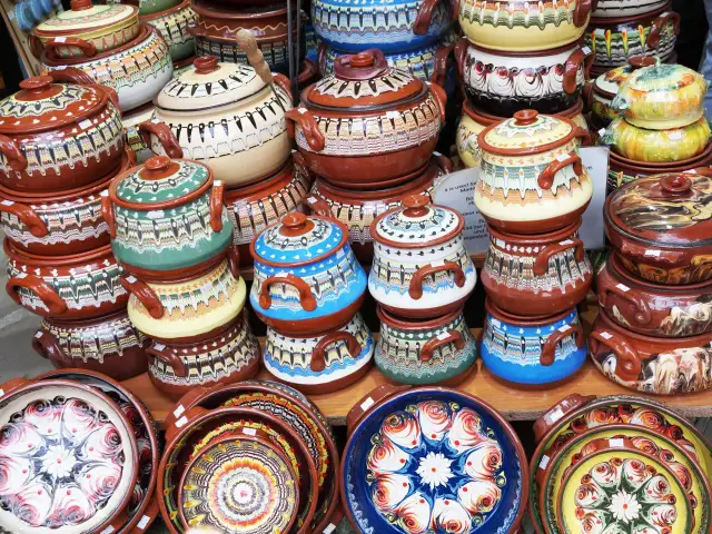 Co warto kupić w Bułgarii? Odkryj unikalne pamiątki i smaki