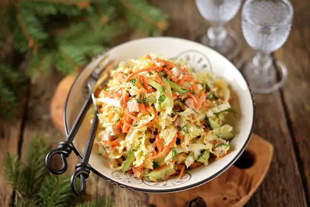 Jakie surówki do kotletów jajecznych, aby wzbogacić smak potrawy?