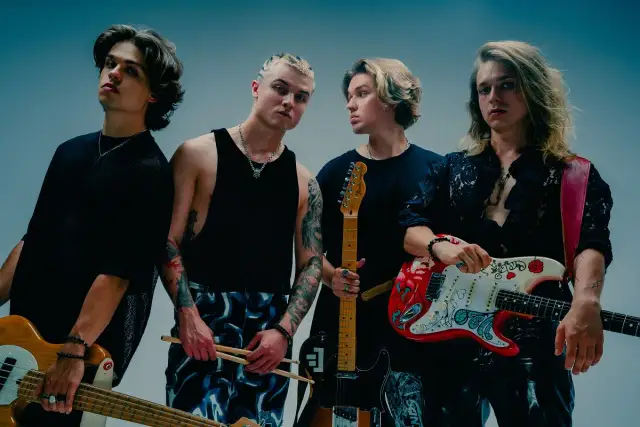 Czterech młodych mężczyzn z zespołu Felivers pozuje z gitarami i pałeczkami perkusyjnymi.