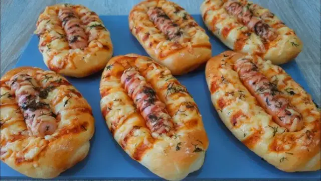 Pyszna kiełbasa w cieście - łatwy przepis na wyjątkową przekąskę