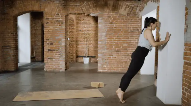 Czy pilates przy ścianie działa? Odkryj korzyści i efekty ćwiczeń