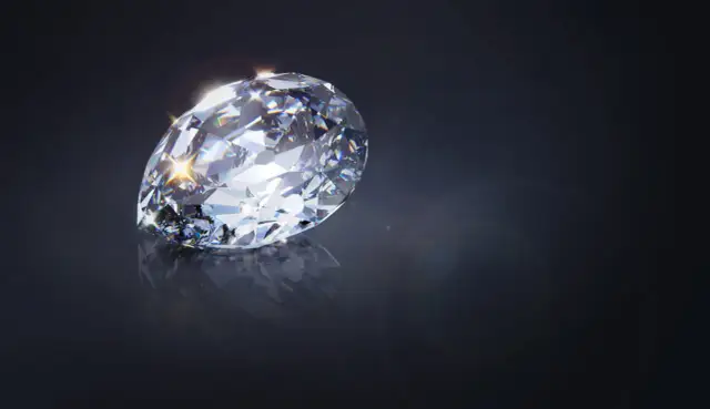 Błyszczący diament, wielka gwiazda Afryki, odbija światło na ciemnym tle.