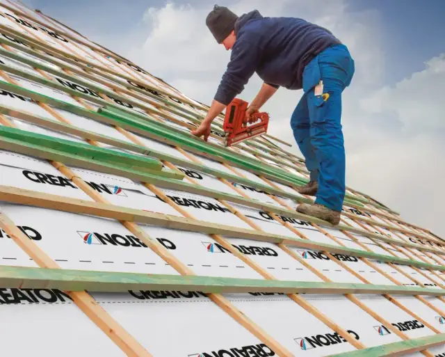 Jak wybrać odpowiednią membranę na dach bez deskowania dla trwałości dachu