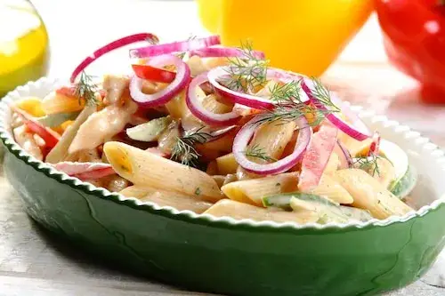 Pyszna sałatka z makaronem penne - szybkie przepisy na każdą okazję