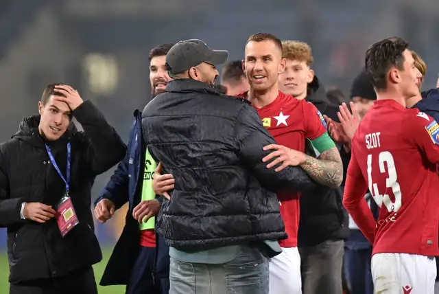 Ile zarabiają piłkarze Wisły Kraków? Zaskakujące wyniki wynagrodzeń!