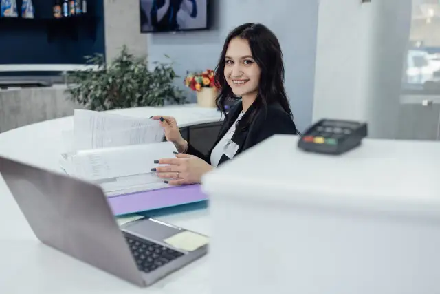 Ile zarabia rejestratorka medyczna? Zaskakujące fakty o pensji