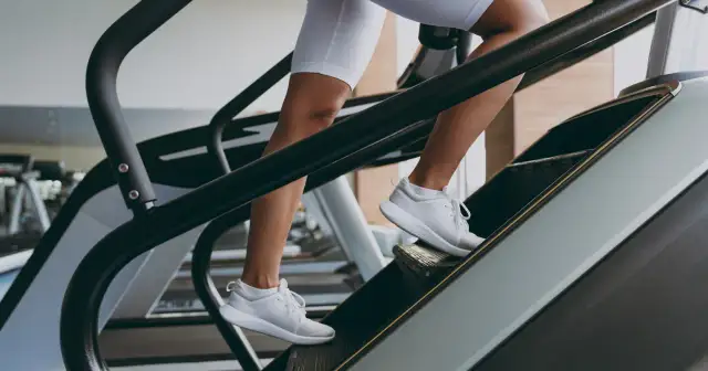 Jak skutecznie ćwiczyć na schodach w siłowni i uniknąć kontuzji