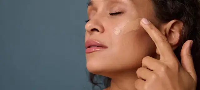 Jak nakładać korektor na twarz? Twój przewodnik do cery bez skazy.