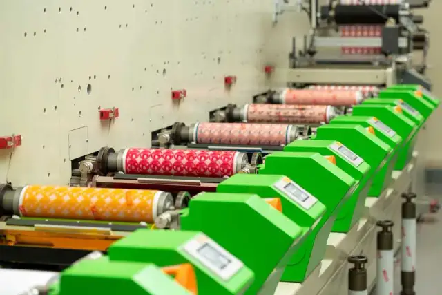 Czym jest drukarnia fleksograficzna i jakie ma zastosowania?