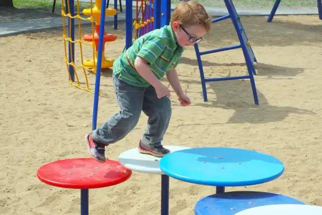 Co można robić na placu zabaw? Ciekawe zabawy dla dzieci, które rozwijają