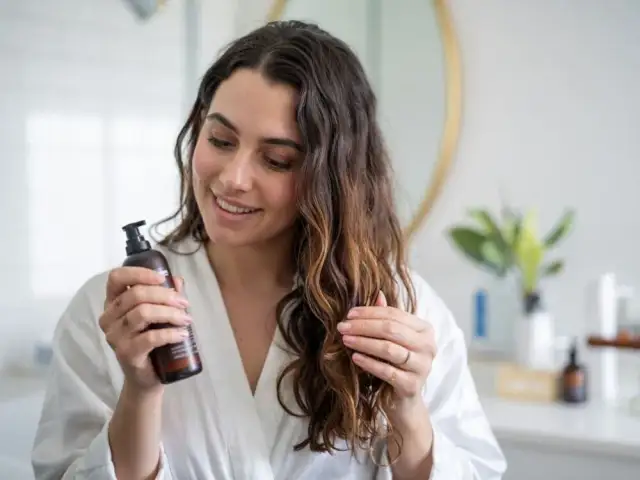 Jak używać jedwab do włosów, aby uniknąć zniszczeń i osiągnąć blask