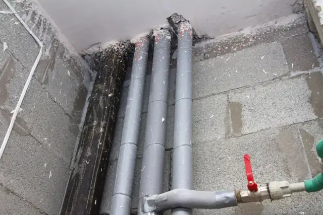 Czym uszczelnic rurę w kominie, aby uniknąć kosztownych napraw?