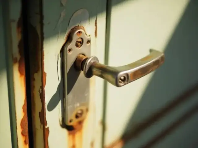 Opadająca klamka? Diagnoza, dobór, wymiana krok po kroku.