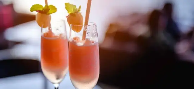 Najlepsze drinki kobiece: odkryj smaki, które zachwycą każdego