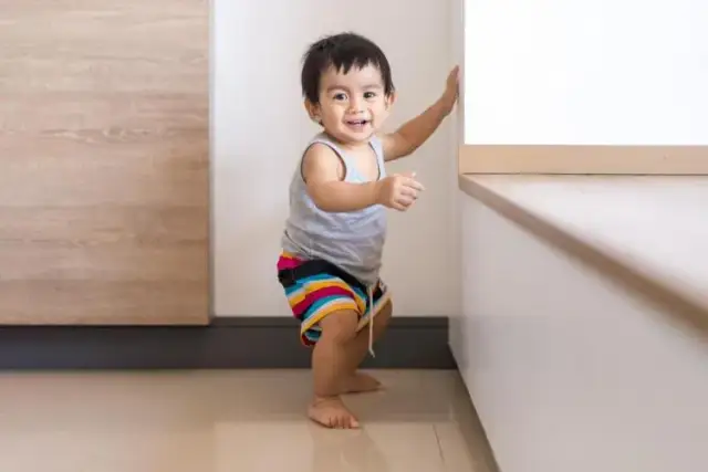 Kiedy się niepokoić, gdy dziecko nie chodzi? Objawy i ważne etapy rozwoju
