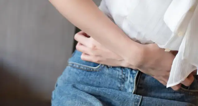 Co na silny ból brzucha? Sprawdź, kiedy konieczna jest pomoc lekarza