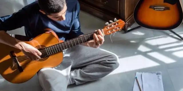 Łatwe piosenki na gitarę akustyczną z chwytami, które pokochasz