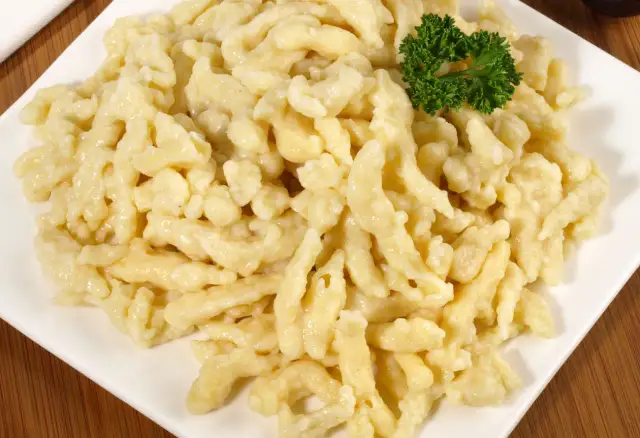 Miękkie lane kluski: Babciny przepis na idealną delikatność