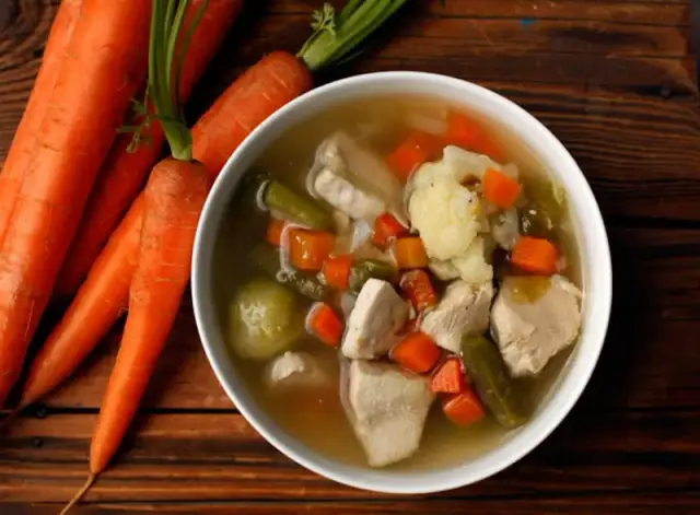 Ile kalorii ma zupa jarzynowa na kurczaku? Sprawdź, co musisz wiedzieć