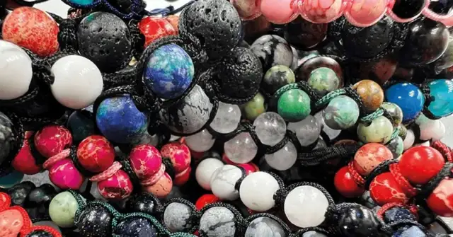 Znaczenie kolorów bransoletek – odkryj ich emocjonalne przesłanie