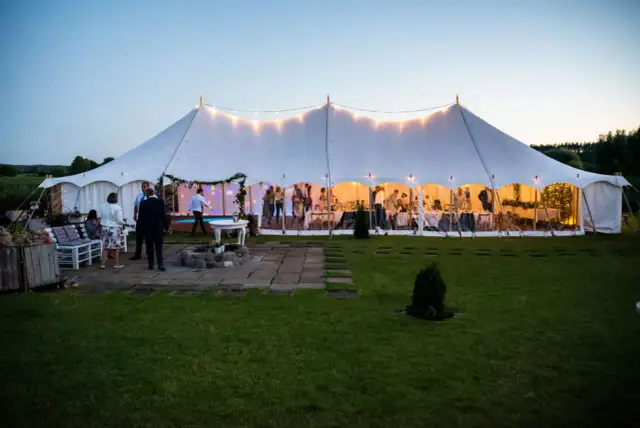Ile kosztuje wynajem namiotu na wesele? Ceny, które zaskoczą!