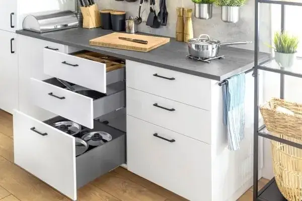 Gdzie powiesić ręcznik w kuchni, aby uniknąć bałaganu i zyskać styl?