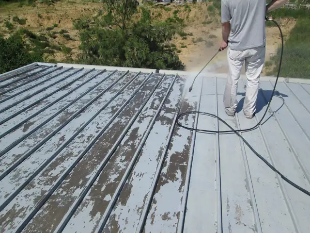 Jak uszczelnić dach z blachy, aby uniknąć kosztownych przecieków