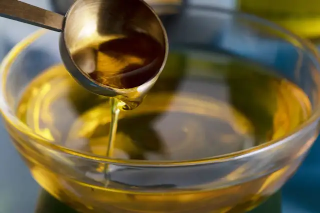 Czy oliwa z oliwek nadaje się do smażenia? Odkryj prawdę o jej właściwościach