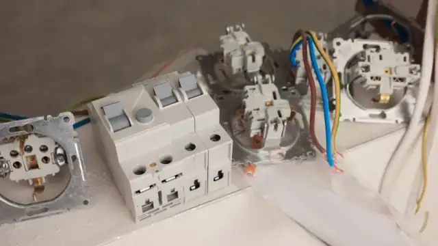 Podłączenie różnicówki z góry czy z dołu – co wybrać dla bezpieczeństwa?