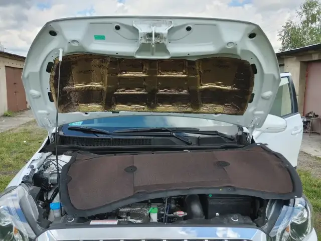 Czy wygłuszenie maski silnika naprawdę poprawia komfort jazdy?