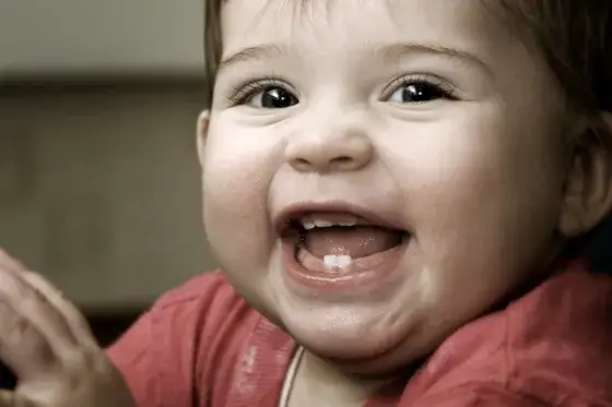 Górne jedynki ząbkowanie: jak wyglądają dziąsła i co oznaczają?