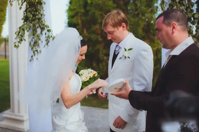 Co robi świadek na ślubie w kościele? Poznaj jego kluczowe obowiązki