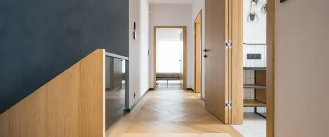 Jakie drzwi do drewnianej podłogi? Sprawdzone zasady i trendy