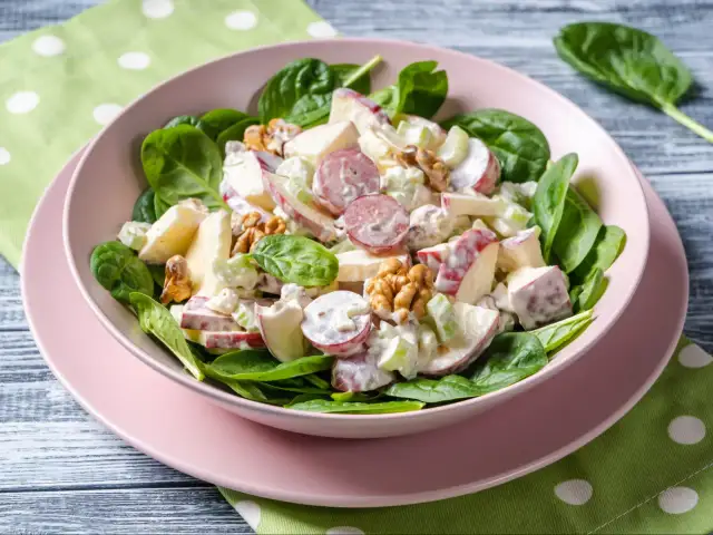 Szybki przepis na zdrową sałatkę pełną smaku i składników odżywczych