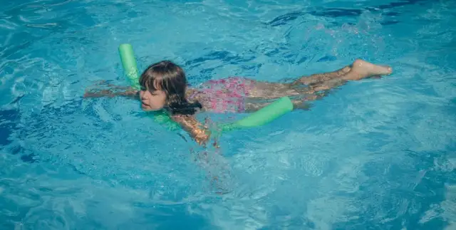 Jak nauczyć dziecko pływać żabką – sprawdzone metody i porady