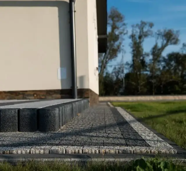 Jak ułożyć kostkę brukową na starym betonie bez błędów i kosztów