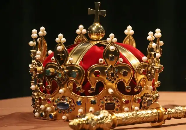 Znaczenie koronacji w średniowieczu: Polityczne i religijne aspekty