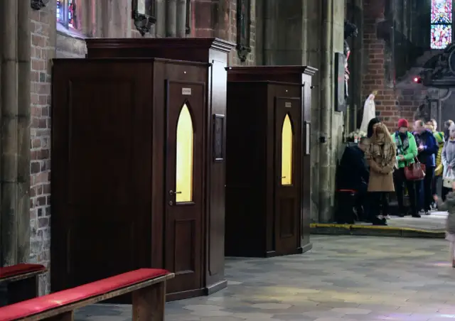 Czy wróżenie to grzech? Odkryj, co mówi Kościół katolicki