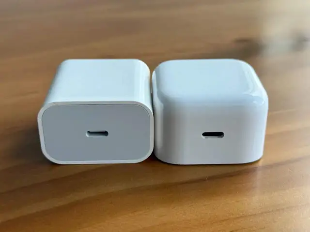 Dwie białe ładowarki USB-C, jedna z szarym panelem, idealne do iPhone 15.
