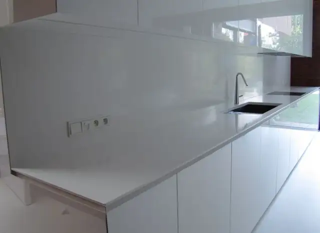 Ile ma wystawać blat kuchenny, by uniknąć problemów z użytkowaniem?