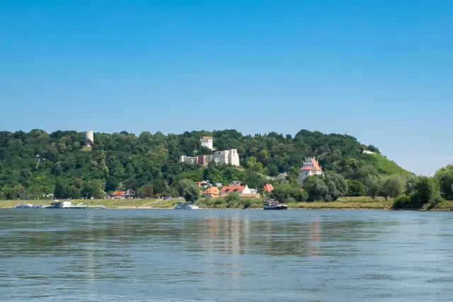 Kazimierz Dolny: ruiny zamku, baszta obronna i kościół na wzgórzu. Atrakcje turystyczne nad Wisłą.