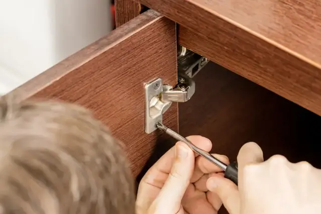 Drzwiczki szafki opadają? Wyreguluj je sam w 5 minut!