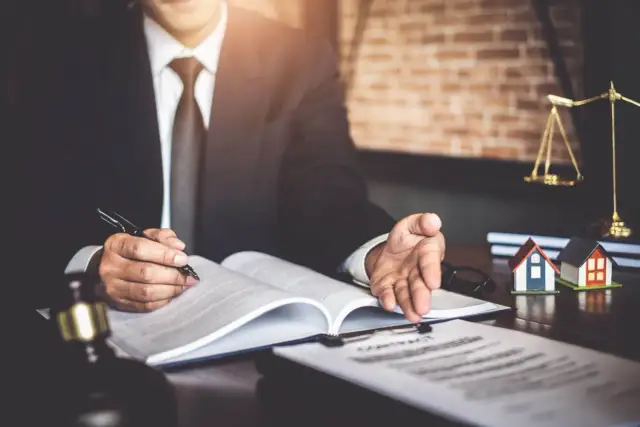 Czy notariusz informuje o testamencie? Kluczowe informacje dla spadkobierców