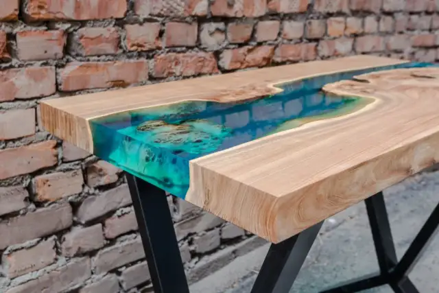 Jak zrobić stół z drewna i żywicy - proste kroki, które zaskoczą każdego